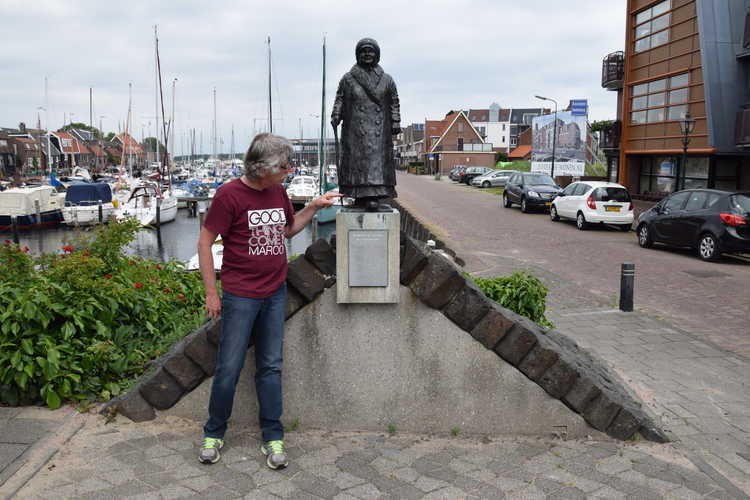 standbeeld koningin Wilhelmina in Spakenburg (foto: Harm Boerma)