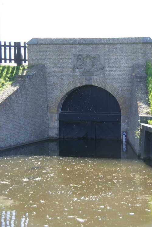 Sluis met gevel- en sluitsteen uit 1617, Broekerhaven