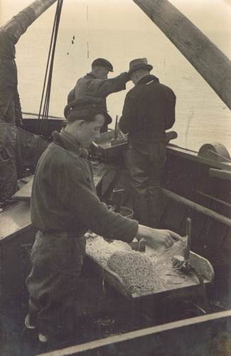 Spleten aan boord van een visserijschip in 1948 (2)