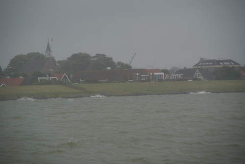 Contouren van Stavoren vanaf het IJsselmeer