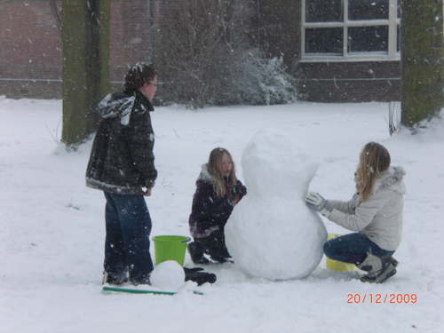 Sneeuwpop maken met mijn broer en zus